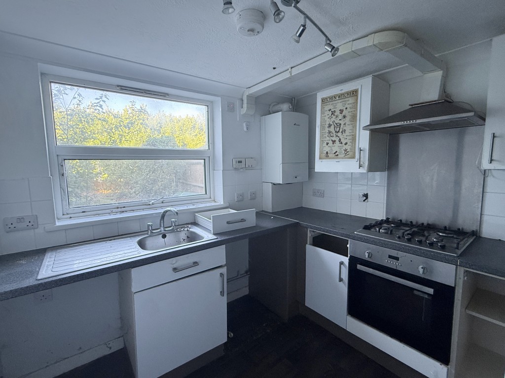 Lot: 7 - FLAT IN NEED OF IMPROVEMENT INCLUDING FREEHOLD INTEREST - Kitchen in Flat in need of improvement